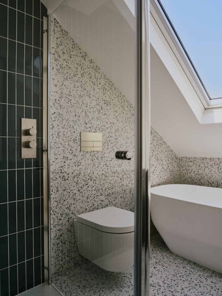 Bathroom Toiler and Bath